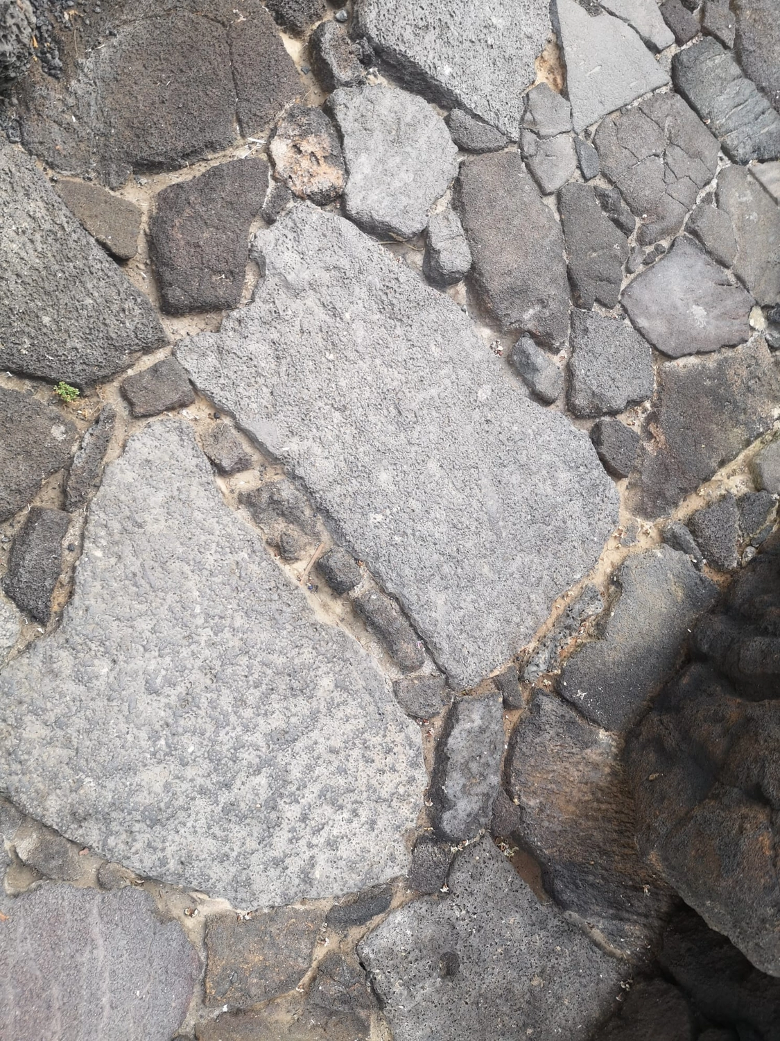 Artloch Prod. - art - Dem Bild nach zu urteilen, weist die Betonoberfläche deutliche Gebrauchsspuren auf, möglicherweise aufgrund von Feuchtigkeit oder mangelnder Pflege.
