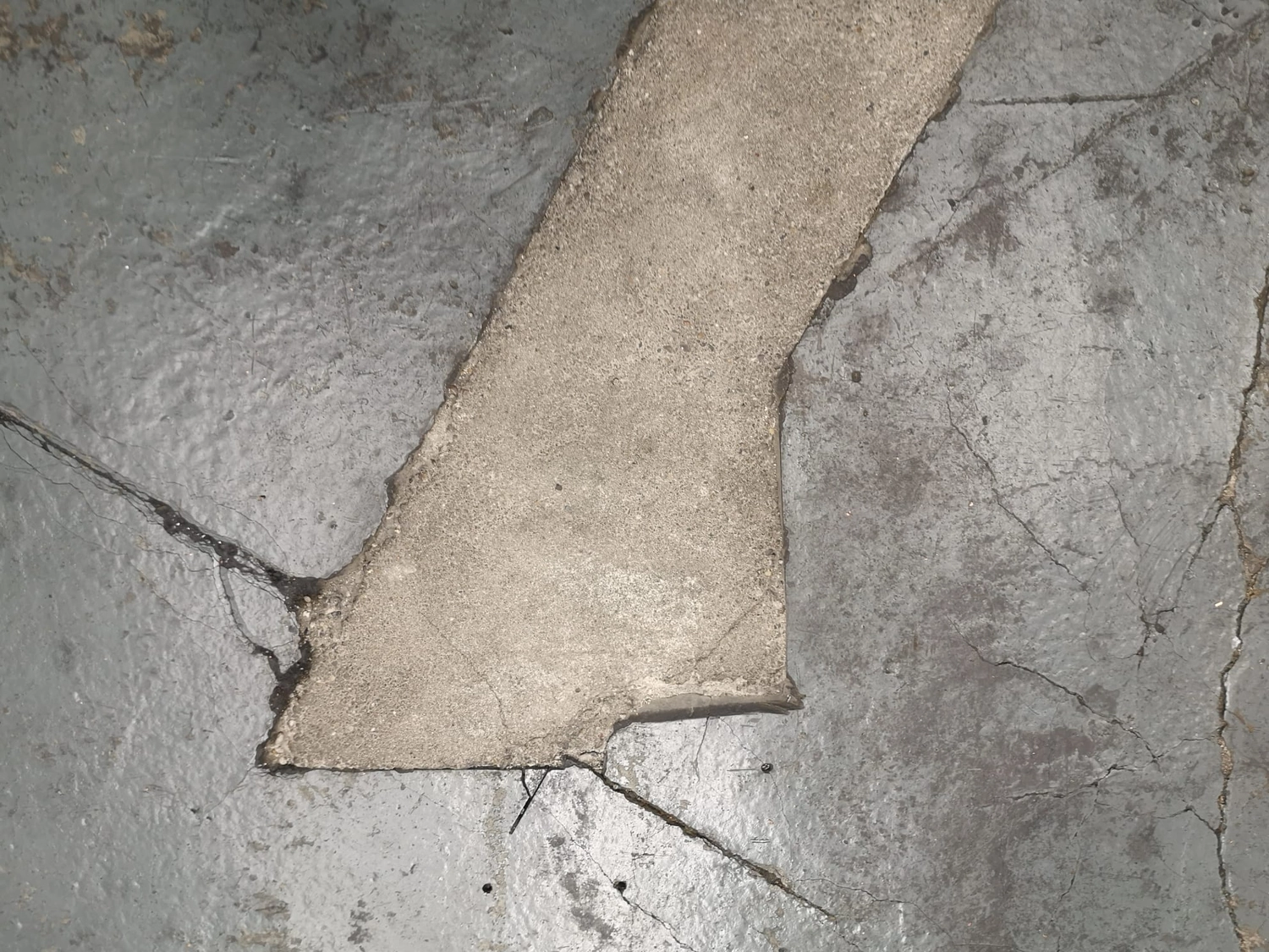 Artloch Prod. - art - Dem Bild nach zu urteilen, weist die Betonoberfläche deutliche Gebrauchsspuren auf, möglicherweise aufgrund von Feuchtigkeit oder mangelnder Pflege.