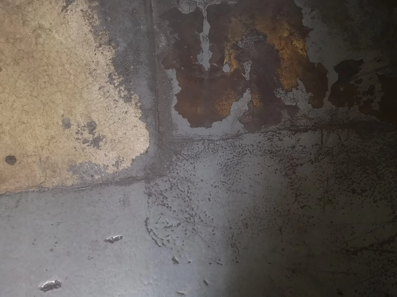 Artloch Prod. - art - Dem Bild nach zu urteilen, weist die Betonoberfläche deutliche Gebrauchsspuren auf, möglicherweise aufgrund von Feuchtigkeit oder mangelnder Pflege.