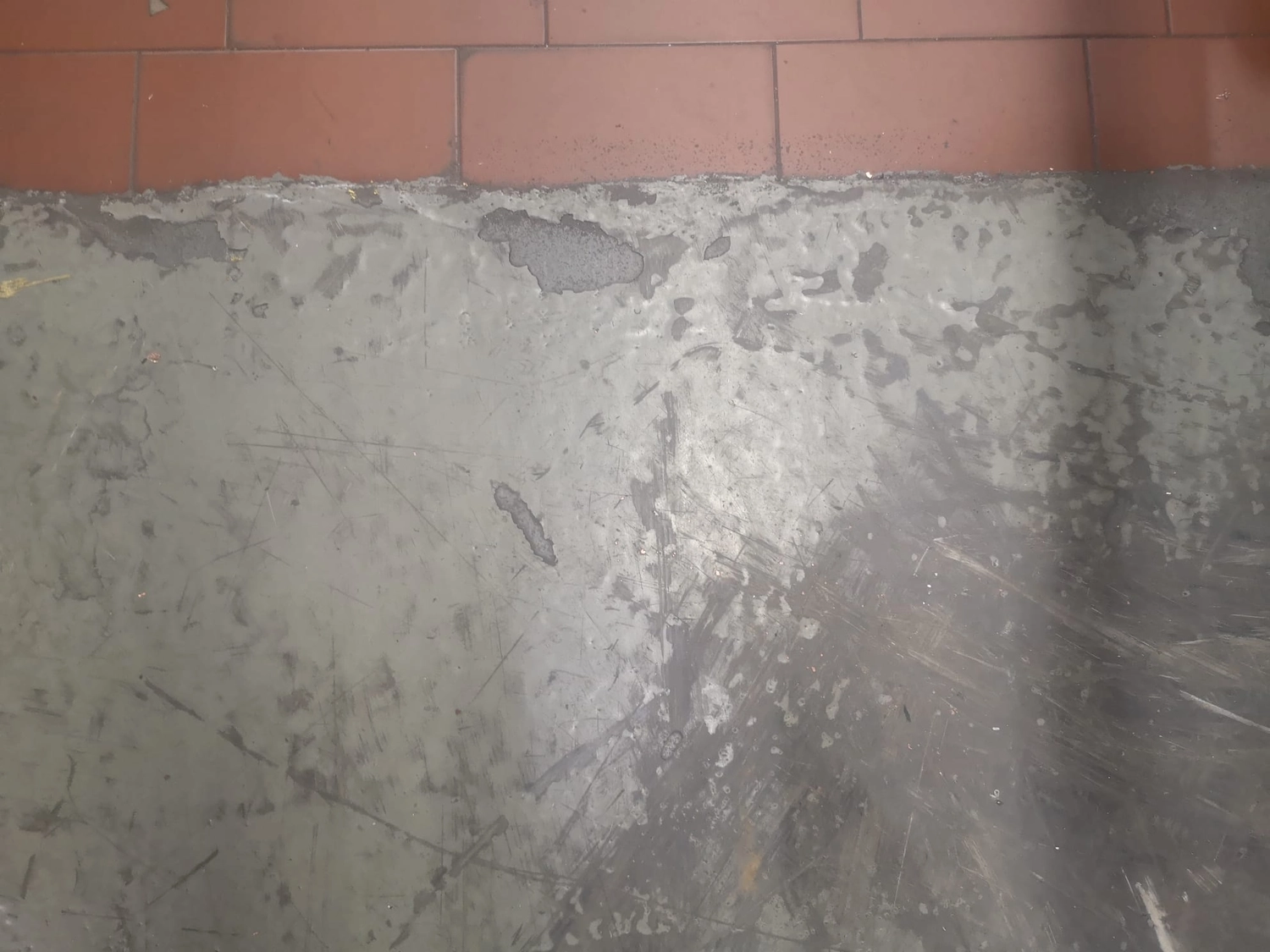 Artloch Prod. - art - Dem Bild nach zu urteilen, weist die Betonoberfläche deutliche Gebrauchsspuren auf, möglicherweise aufgrund von Feuchtigkeit oder mangelnder Pflege.