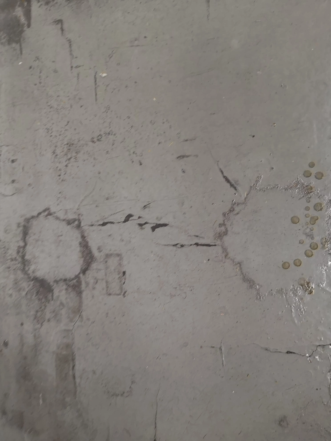 Artloch Prod. - art - Dem Bild nach zu urteilen, weist die Betonoberfläche deutliche Gebrauchsspuren auf, möglicherweise aufgrund von Feuchtigkeit oder mangelnder Pflege.