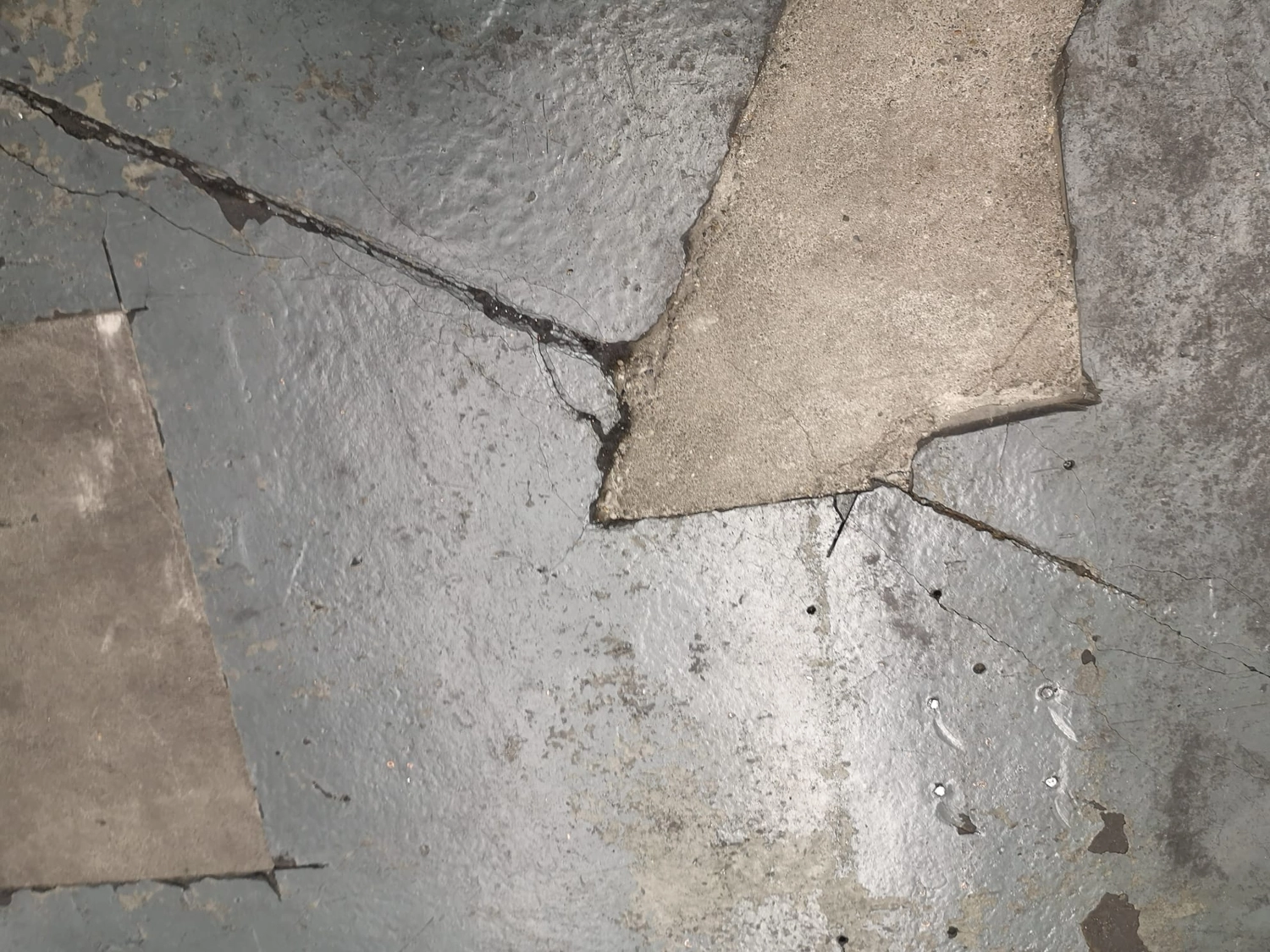 Artloch Prod. - art - Dem Bild nach zu urteilen, weist die Betonoberfläche deutliche Gebrauchsspuren auf, möglicherweise aufgrund von Feuchtigkeit oder mangelnder Pflege.