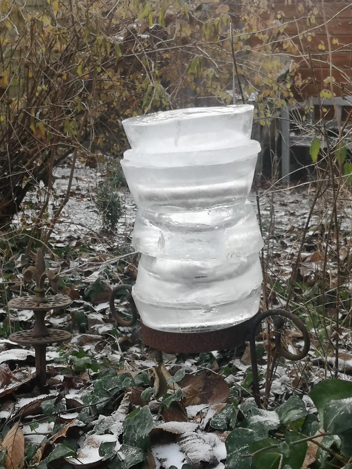 Artloch Prod. - Kunst – Dies ist eine gestapelte Eisskulptur in einem Garten.