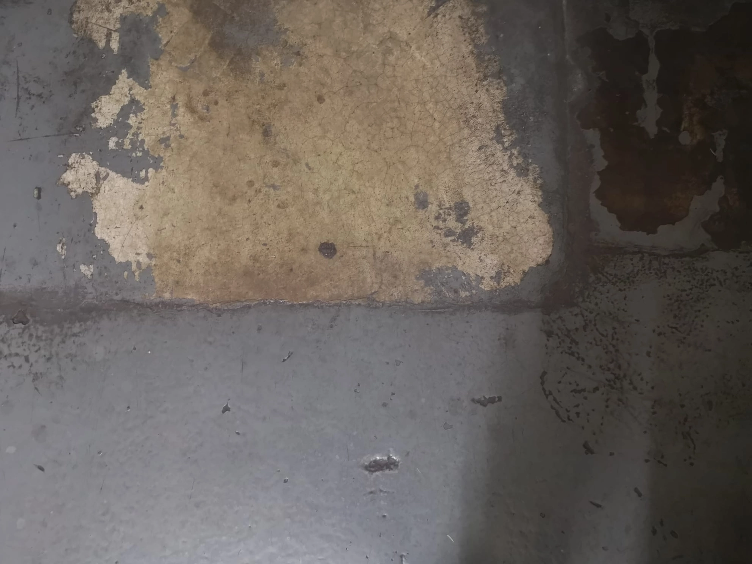 Artloch Prod. - art - Dem Bild nach zu urteilen, weist die Betonoberfläche deutliche Gebrauchsspuren auf, möglicherweise aufgrund von Feuchtigkeit oder mangelnder Pflege.