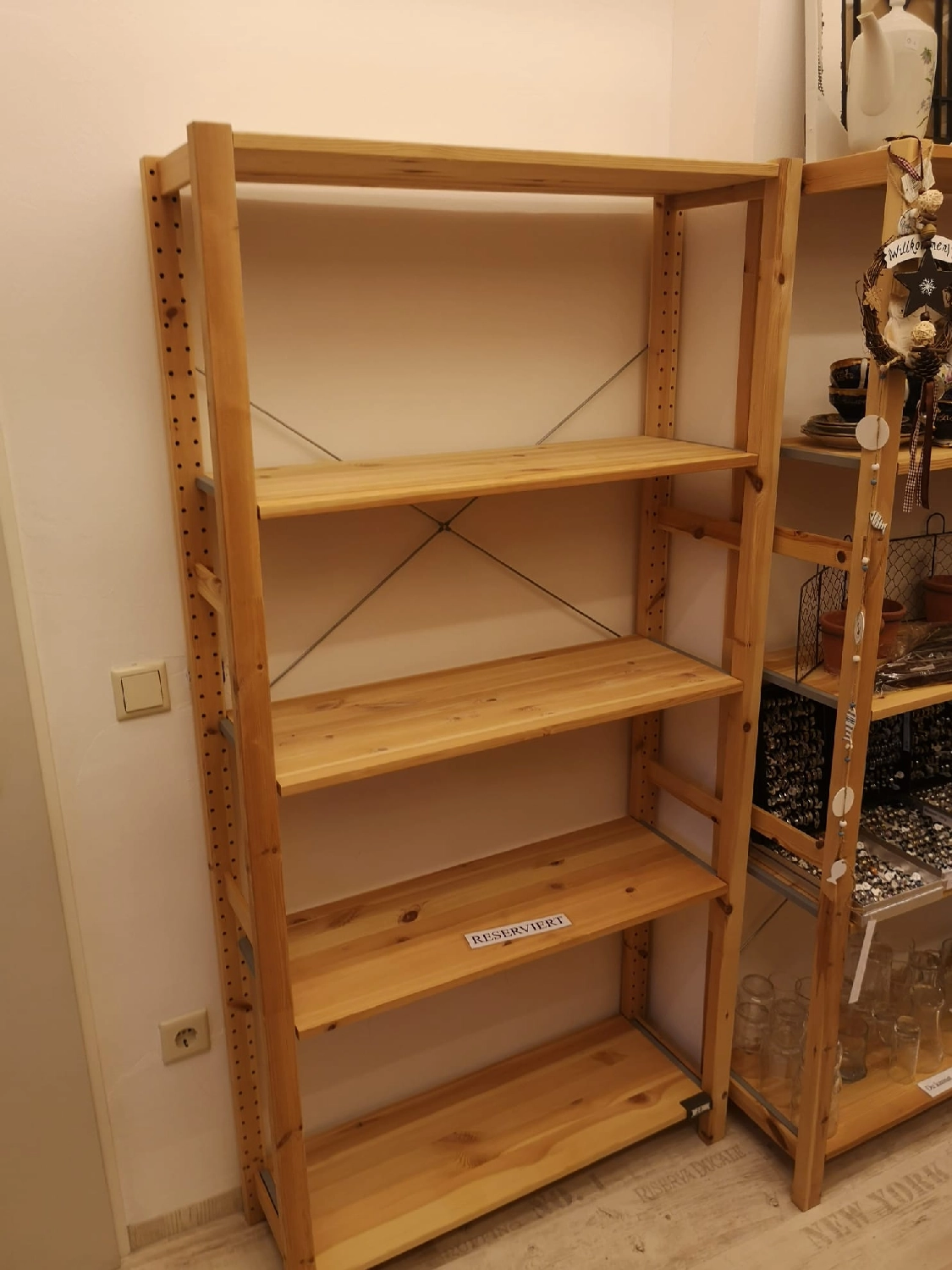 Artloch Prod. - Kunst - Dies ist ein IKEA IVAR Regal aus massivem Kiefernholz.