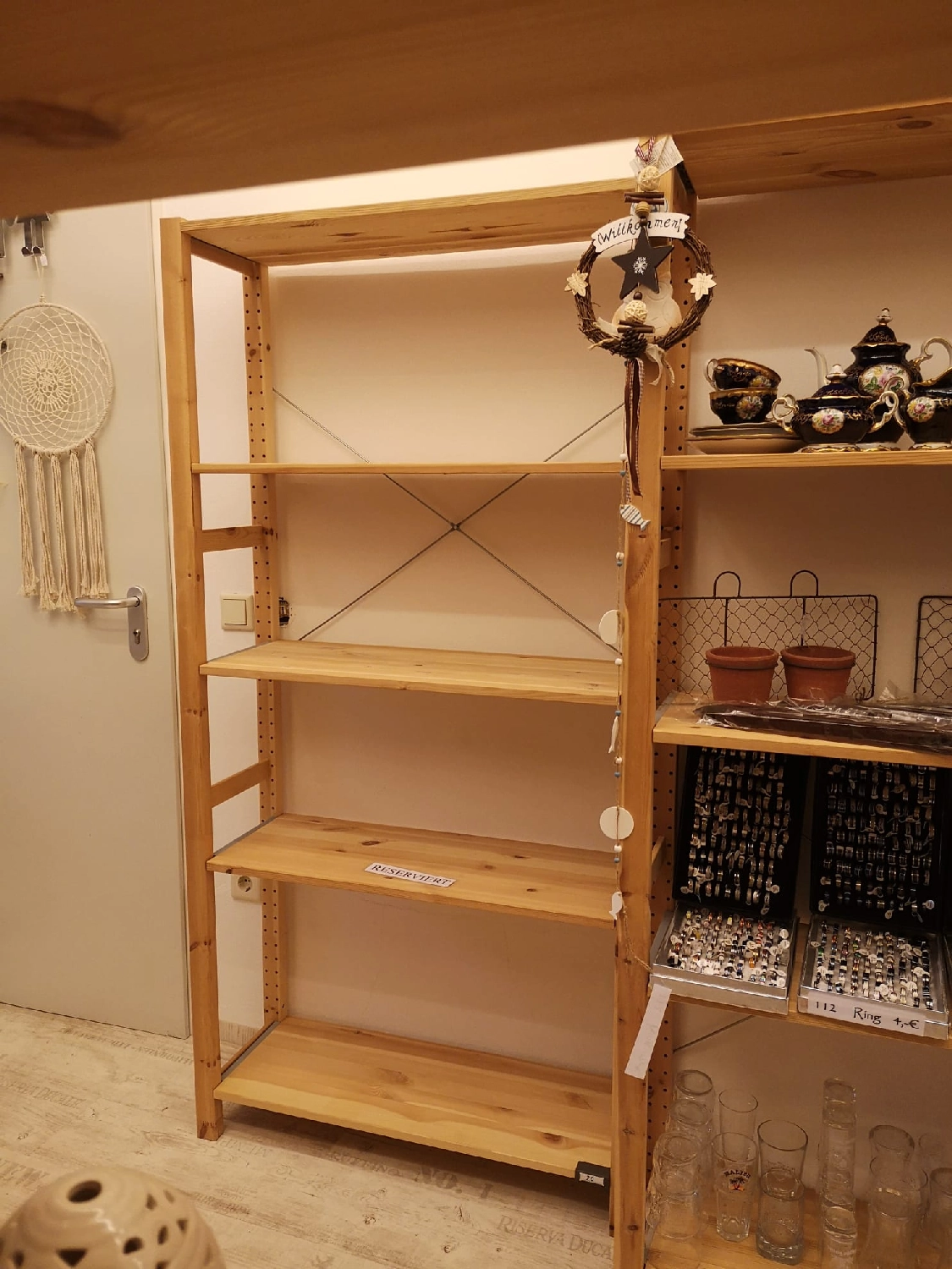Artloch Prod. - Kunst - Dies ist ein IKEA IVAR Regal aus massivem Kiefernholz.